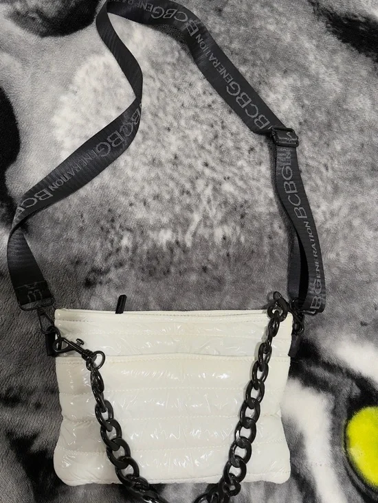 BCBGeneration White Quilted Crossbody Bag with Black Chain and Logo Strap - Picture 3 of 13